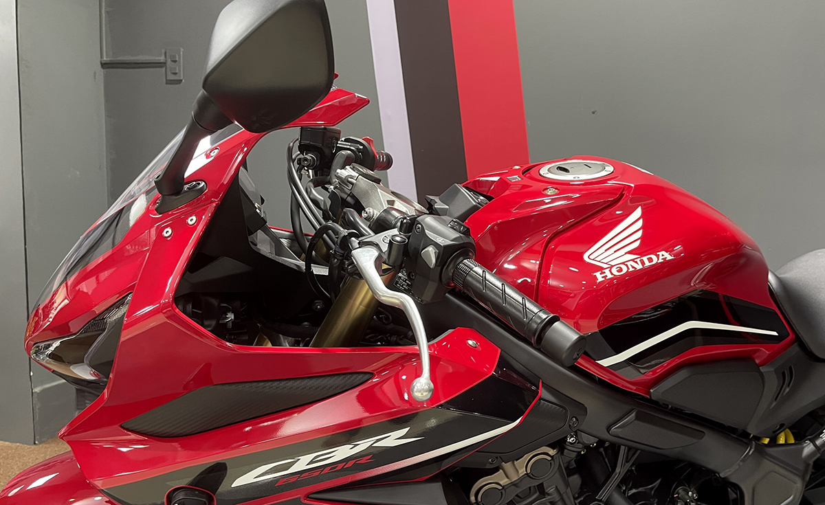 kiểm soát lực kéo Honda CBR650R 2023 màu đỏ